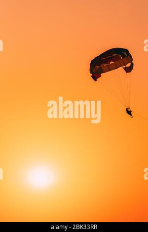 Parasailers Fliegen Auf Bunten Parachute In Sunset Sunrise Sky. Aktives Hobby. Sonnenschein. Stockfoto