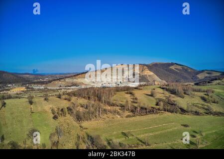 Grandemar Granitbruch in Morlace Dorf, Siebenbürgen Grafschaft, Rumänien. Aushub und Verarbeitungsgeräte. Sonniger Tag. Stockfoto