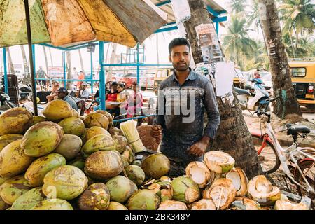 Canacona, Goa, Indien - 16. Februar 2020: Kokosnuss-Verkäufer Im Lebensmittelmarkt Stockfoto