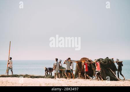 Arossim, Goa, Indien - 18. Februar 2020: Fischer Legen Netze Aus, Um Sie Zu Verdrehen Stockfoto