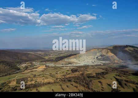 Grandemar Granitbruch in Morlace Dorf, Siebenbürgen Grafschaft, Rumänien. Aushub und Verarbeitungsgeräte. Sonniger Tag. Stockfoto