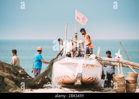 Arossim, Goa, Indien - 18. Februar 2020: Fischer Stapeln Netze An Land In Boot Stockfoto