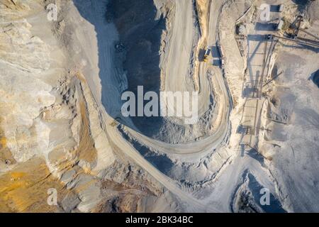 Grandemar Granitbruch in Morlace Dorf, Siebenbürgen Grafschaft, Rumänien. Aushub und Verarbeitungsgeräte. Sonniger Tag. Stockfoto