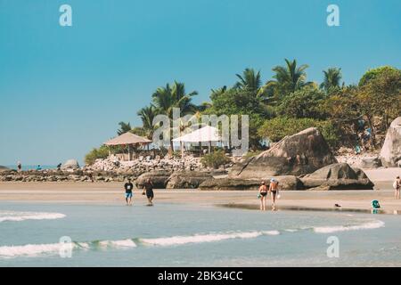 Canacona, Goa, Indien - 16. Februar 2020: Menschen Ruhen Sich Am Palolem Beach Am Sonnigen Sommertag Unter Blauem Himmel Aus Stockfoto