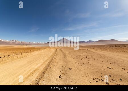 Atemberaubende Panorama-Aussicht auf die Siloli-Wüste. Wunderschöne Landschaft der spektakulären bolivianischen Anden und der Altiplano entlang der malerischen Straße zwischen der Grenze Stockfoto