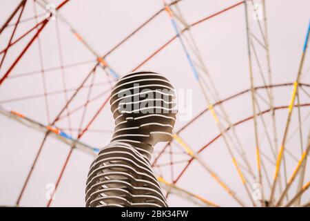 Batumi, Adscharien, Georgia - 22. Mai 2016: Eine bewegliche Metall-Skulptur am Riesenrad Hintergrund. Georgischen Bildhauer Tamara Kvesitadze im Jahr 2007 mit dem Titel Mann ein Stockfoto