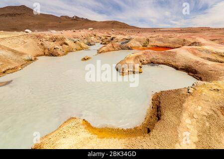 Schöne Landschaft der vulkanischen Aktivität von Geysiren und Fumarolen bei Sol de Manana, in der Wüste des südlichen Bolivien. Stockfoto