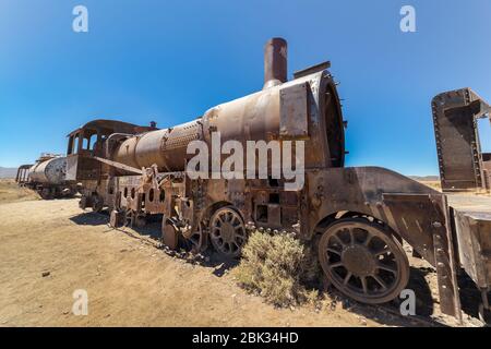 Eisenbahnfriedhof (Cementerio de Trenes) in Uyuni, Bolivien Stockfoto