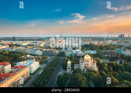 Riga, Lettland - 2. Juli 2016: Riga Stadtbild. Draufsicht der Gebäude des Justizministeriums, der oberste Gerichtshof Ministerkabinett In Sommerabend. Luftbild Stockfoto