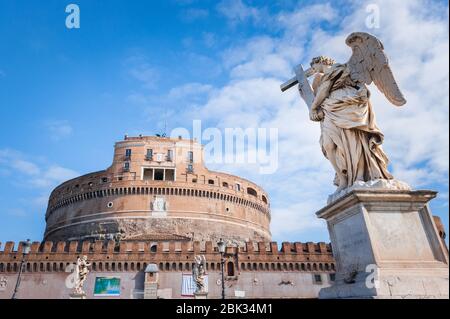 Eine Statue auf Ponte Sant' Angelo die Engelbrücke mit Castel Sant' Angelo das ehemalige Mausoleum des Hadrian in Rom Italien Stockfoto