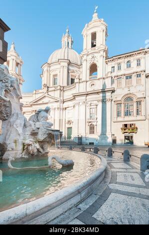 Morgendliche Aussicht von Fontana del Quattro Flumi und Kirche von Sant Agnese in Agone auf der Piazza Navona Stockfoto