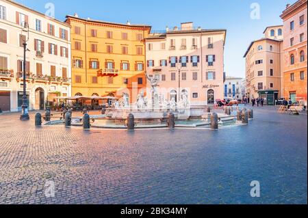 Piazza Navona in Rom am frühen Morgen Ansicht der Fontana del Nettuno am nördlichen Ende des von der piazzia Stockfoto