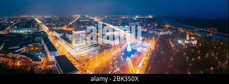 Gomel, Weißrussland - 13. Januar 2020: Weihnachtsbaum Und Festliche Beleuchtung Auf Dem Lenin-Platz In Homel. Neujahrsfeier In Weißrussland. Luftaufnahme Stockfoto