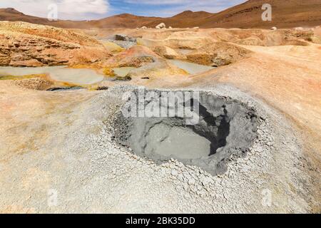 Schöne Landschaft der vulkanischen Aktivität von Geysiren und Fumarolen bei Sol de Manana, in der Wüste des südlichen Bolivien. Stockfoto