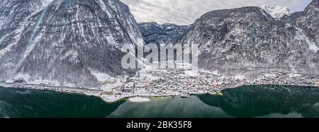 Luftaufnahme einer Drohne aus dem Dorf Lahn am Fuße des Schneemauchens Stockfoto