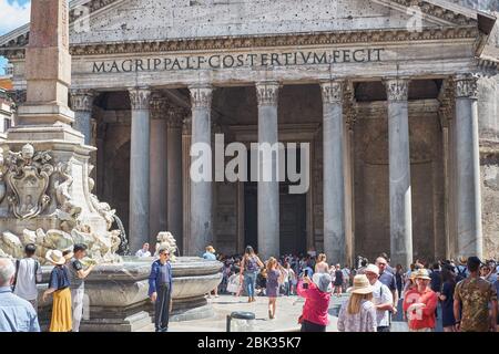 ROM, ITALIEN - 29. JUNI 2018:Detail des Pantheon und Obelisken vor dem Hotel, besucht von zahlreichen Touristen an einem sonnigen Tag Stockfoto