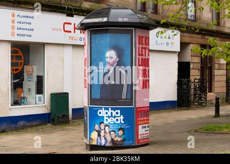 Glasgow, Schottland, Großbritannien. Mai 2020. Sperrung des Coronavirus im West End von Glasgow. 'Jist Gogh Hame' 'Lockdown Art'-Poster von Giffnock-Künstler Ross Muir. Die Plakate des Künstlers Vincent Van Gogh in einem Adidas-Trainingsanzug sind in der ganzen Stadt zu sehen.Quelle: Kay Roxby/Alamy Live News Stockfoto