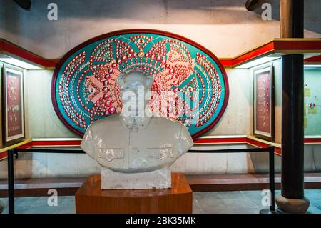 Ein Mao Büste vor einer Sammlung von kulturellen Revolution Mao Abzeichen an der Mao Zedong Bilder Abzeichen Museum in Fengjing watertown am Rand Stockfoto