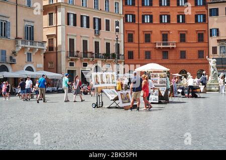 ROM, ITALIEN - 29. JUNI 2018:Künstler verkaufen Zeichnungen und lustige Karikaturen an die zahlreichen Touristen auf der Piazza Navona Stockfoto