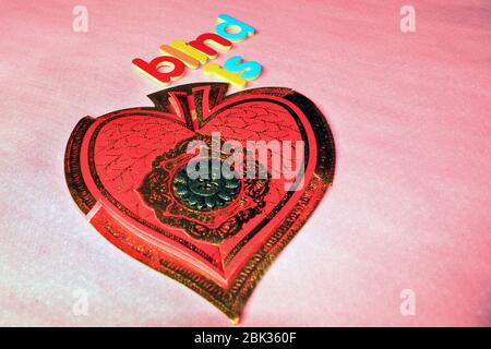 Liebe ist blinde Worte auf rosa Hintergrund geschrieben. Stockfoto