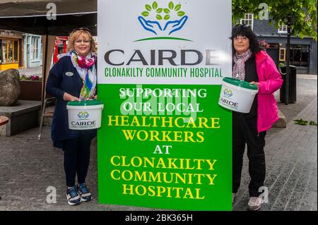 Clonakilty, West Cork, Irland. Mai 2020. Freunde des Gemeindekrankenhauses Clonakilty haben eine 24-stündige Herausforderung geschaffen, um Gelder für das Krankenhaus zu sammeln. Neben einer Go Fund Me-Seite laufen Freiwillige 24 Stunden, Clonakilty Tri Club ist beteiligt und Clonakilty Road Runners Mitglieder laufen 500 Meilen. Auf dem Astna Square sind Eileen Sheppard und Clare Cunningham zu sehen, beide aus Clonakilty. Credit: AG News/Alamy Live News. Stockfoto