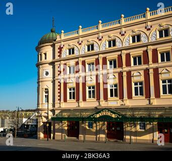 Lyceum Theater mit Park Hill Wohnungen im Hintergrund Stockfoto