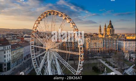 Budapest, Hungary - Luftaufnahme des Riesenrades am Elisabeth-Platz (Erzsebet ter) bei Sonnenuntergang mit St.-Stephans-Basilika, Parlamentsgebäude Stockfoto