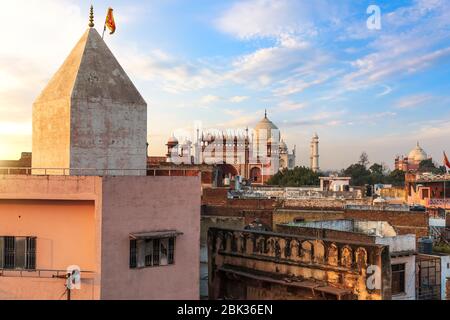 Agra benachteiligte Gegend und Blick auf das Taj Mahal Tor, Indien Stockfoto