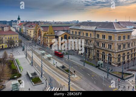 Budapest, Hungary - Luftaufnahme des völlig leeren Vamhaz Boulevard (Vamhaz korut), Fovam Square Station und Central Market Hall. Keine Menschen und kein Verkehr Stockfoto