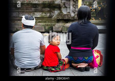 Balinesische Familie betet im Pura Tirta Empul Tempel im Dorf Manukaya in Zentral Bali, Indonesien Stockfoto