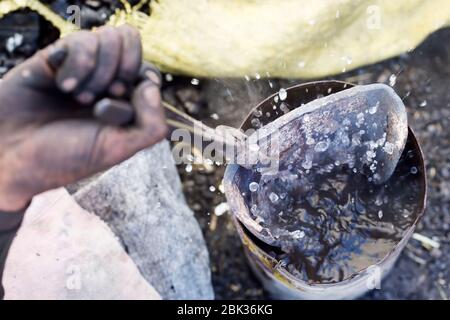 Schmied Härten Eisen im Wasser, Marokko Stockfoto