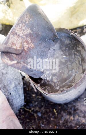 Schmied Härten Eisen im Wasser, Marokko Stockfoto