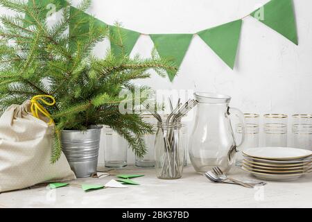 Wiederverwendbare Strohhalme, Trinkglas und Teller Papier Fahnen und Geschenk in Stoffbeutel für umweltfreundliche Null Abfall Weihnachten oder Silvester-Party ohne vorbereitet Stockfoto