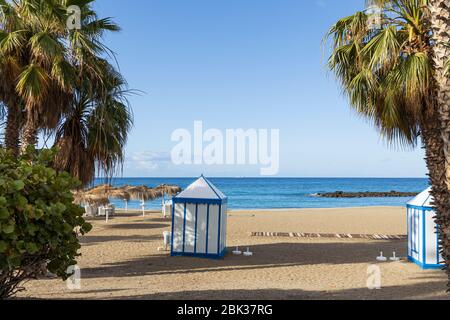 Leerer Strand, playa del duque, in den touristischen Feriengebieten von Costa Adeje, Teneriffa, Kanarische Inseln, Spanien Stockfoto