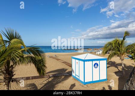 Leerer Strand, playa del duque, in den touristischen Feriengebieten von Costa Adeje, Teneriffa, Kanarische Inseln, Spanien Stockfoto