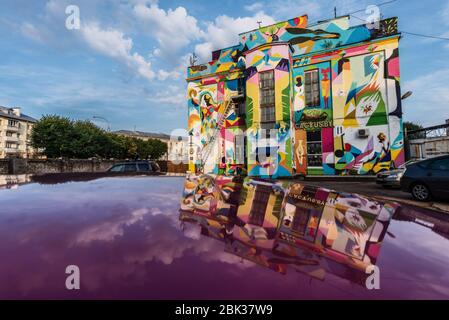 Kulturzentrum Korpus mit Reflexion Stockfoto