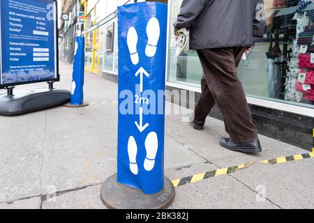 Glasgow, Schottland, Großbritannien. Mai 2020. Sperrung des Coronavirus im West End von Glasgow. 2m Distanzmarkierungen außerhalb Tesco Metro Store auf der Byres Road Credit: Kay Roxby/Alamy Live News Stockfoto