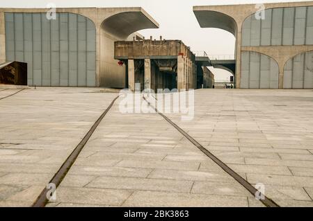 Alte Bahntrasse führt zu einem erhalten gebliebenen 1950 Brücke für das Laden von Kohle Lkw umgeben, die von der industriellen schicke Architektur der Lange Museum West Bu Stockfoto