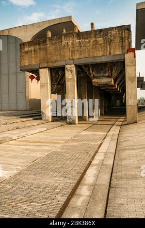 Alte Bahntrasse führt zu einem erhalten gebliebenen 1950 Brücke für das Laden von Kohle Lkw umgeben, die von der industriellen schicke Architektur der Lange Museum West Bu Stockfoto