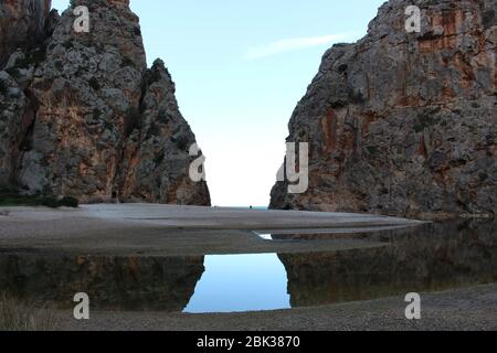 Zwillingsfelsen der Bucht Sa Calobra auf Mallorca Stockfoto