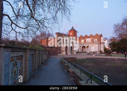 Jacoban Architecture Ruins Old Country House Holland Park Red Brick Stone Palace Holland House, Kensington, London W8 7QU von John Thorpe Stockfoto