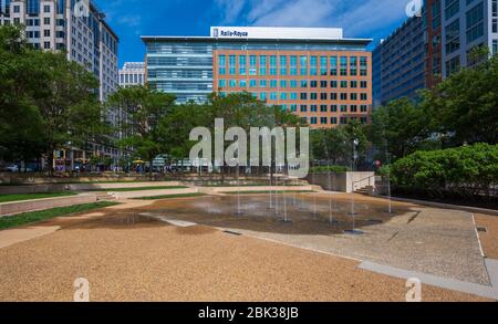 Reston, VA, USA -- 21. Mai 2019. Foto mit Blick auf den Reston Town Center Park, ein Planschfeld und die Bürogebäude, die ihn umgeben. Stockfoto