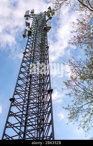 Basisstation Mobilfunknetz Telekommunikationsturm von 4G und 5G Mobilfunknetz Antenne. Antenne für drahtlose Kommunikation, Sender, Mast. Stockfoto