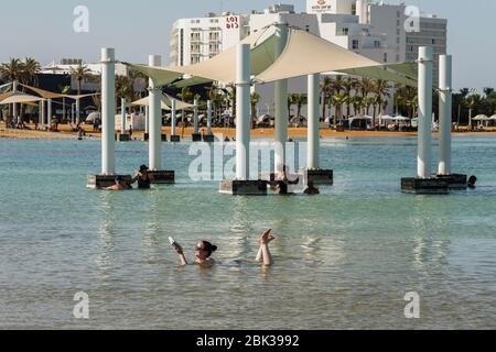 Israel, ein Bokek, Totes Meer, EINE junge Frau schwimmt im bouyant Wasser des Toten Meeres im Ferienort ein Bokek in Israel. Stockfoto