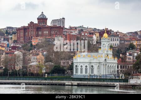 Ansicht der Bulgarischen St.-Stephans-Kirche, auch bekannt als die Bulgarische Eiserne Kirche, ist eine bulgarisch-orthodoxe Kirche in Balat. Stockfoto