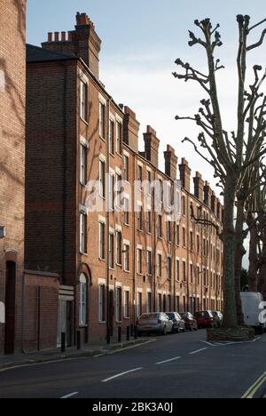 Red Brick & Stone Victorian Mansion Block an der Cromwell Avenue, London W6 Stockfoto