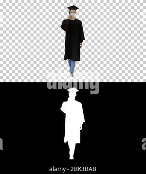 Junge Studenten, die einen Anruf mit Smartphone mit medizinischer Maske auf, Alpha-Kanal Stockfoto