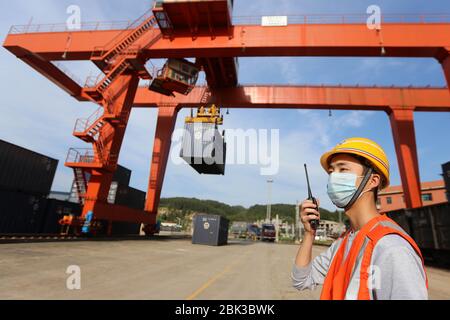 Qiandongnan, Chinas Provinz Guizhou. Mai 2020. Arbeiter Tang Lei führt Ladungsverladung in Kaili, südwestlich von Chinas Guizhou Provinz, 1. Mai 2020 durch. Während des Feiertags des Labor Day bleiben Menschen aus verschiedenen Sektoren an ihren Posten. Kredit: Wu Jibin/Xinhua/Alamy Live News Stockfoto