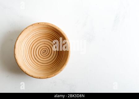 Natürliche handgemachte Weidenkorb für Produkte, hausgemachtes Gebäck oder frisches Gemüse auf einem hellgrauen Hintergrund, Kopierraum. Draufsicht. Stockfoto