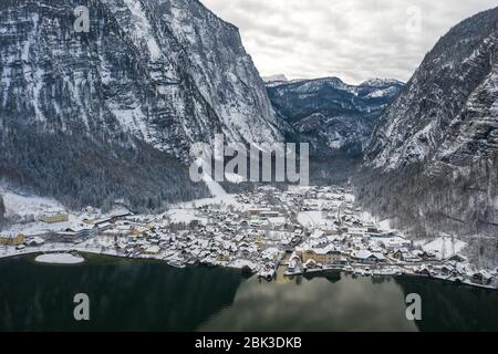 Luftdrohnenaufnahme von Lahn Dorf bedeckt mit Schnee von Hallstatt l Stockfoto